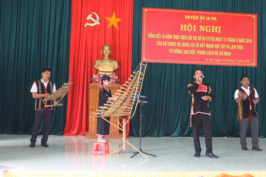 be-an-nhien-tu-tin-trinh-dien-cung-cay-dan-trung-tren-san-khau-cung-cac-nghe-nhan-gao-coi-anh-vu-chi.jpg