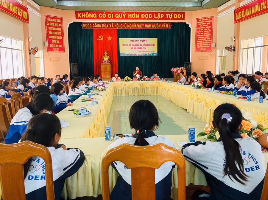 quang-canh-buoi-tiep-xuc-doi-thoai-cua-hdnd-huyen-ia-pa-voi-tre-em-anh-vu-chi-8250.jpg