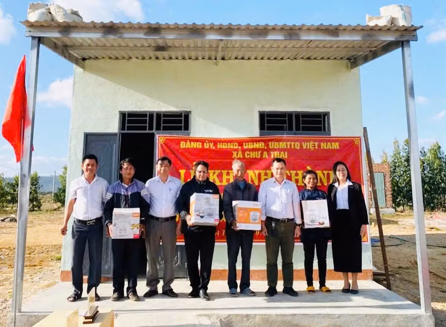 lanh-dao-dang-uy-hdnd-ubnd-uy-ban-mttq-viet-nam-xa-chu-a-thai-tang-qua-chuc-mung-cac-gia-dinh-duoc-ban-giao-nha-o-anh-dvcc.jpg
