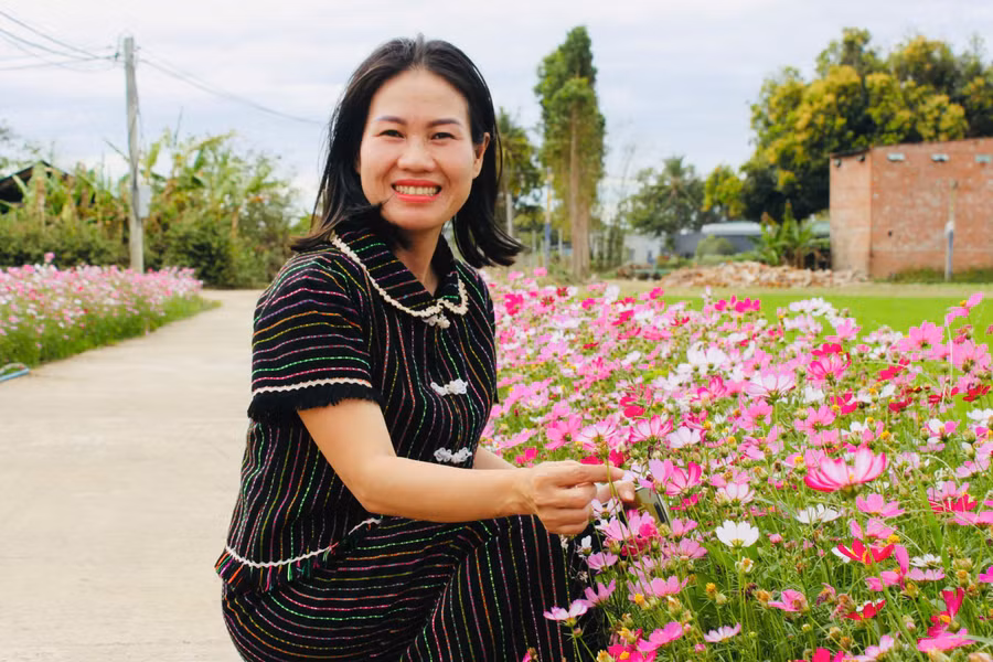 du-khach-check-in-cung-con-duong-hoa-canh-buom-thon-binh-hoa-xa-po-to-anh-vu-chi.jpg