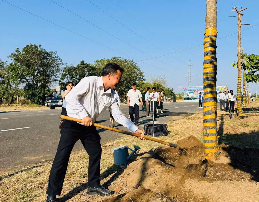 bi-thu-dang-uy-xa-vu-hong-duy-trong-cay-tai-tuyen-duong-truoc-khuon-vien-khu-lien-hiep-the-thao-xa-anh-vu-chi.jpg