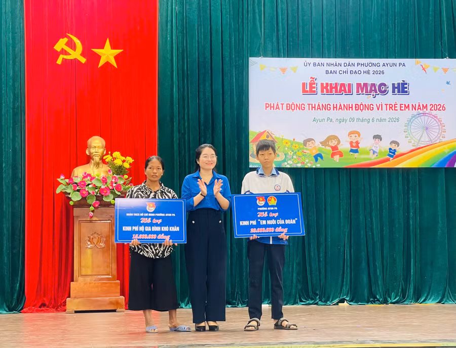bi-thu-doan-phuong-nguyen-thi-nhu-trao-kinh-phi-ho-tro-ho-gia-dinh-co-hoan-canh-kho-khan-va-mo-hinh-em-nuoi-cua-doan-anh-vu-chi.jpg
