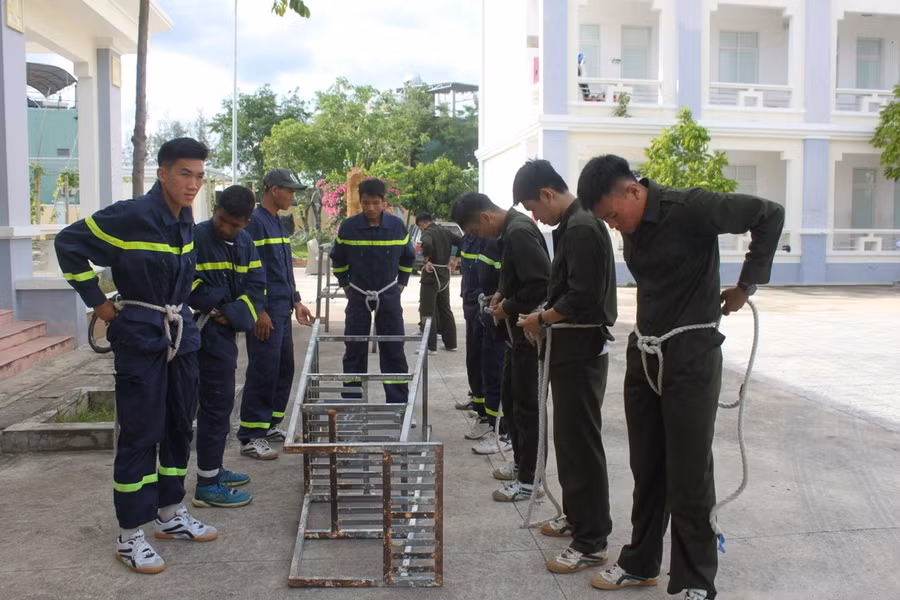 tu-mot-chang-thu-sinh-hoi-nhut-nhat-gio-day-chien-si-le-quang-huy-bia-trai-da-tro-thanh-mot-nguoi-linh-cuu-hoa-ran-roi-ban-linh-anh-vu-chi.jpg