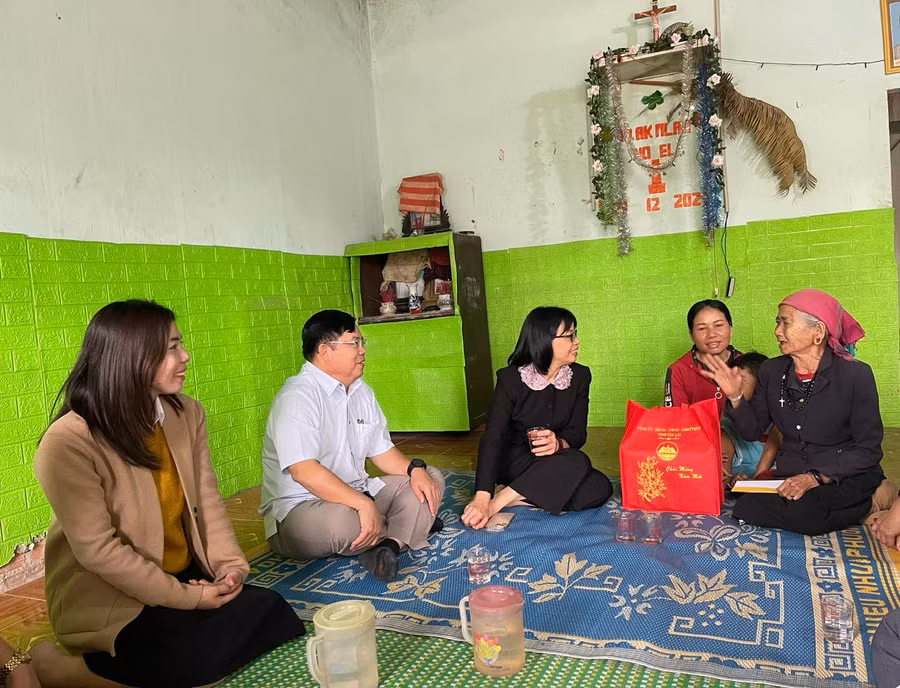 doan-cong-tac-do-pho-chu-tich-ubnd-tinh-nguyen-thi-thanh-lich-lam-truong-doan-den-tham-chuc-tet-tang-qua-gia-dinh-ba-ksor-hpok-tu-day-plei-lok-xa-ia-ake-anh-vu-chi.jpg