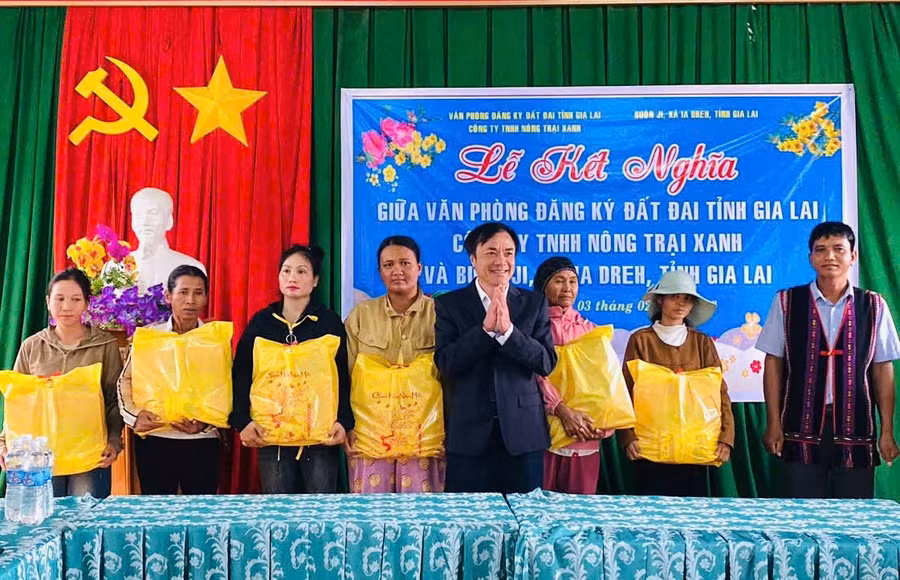 dai-dien-lanh-dao-van-phong-dang-ky-dat-dai-tinh-tang-qua-cho-cac-ho-ngheo-tai-buon-ji-anh-thanh-tam.jpg