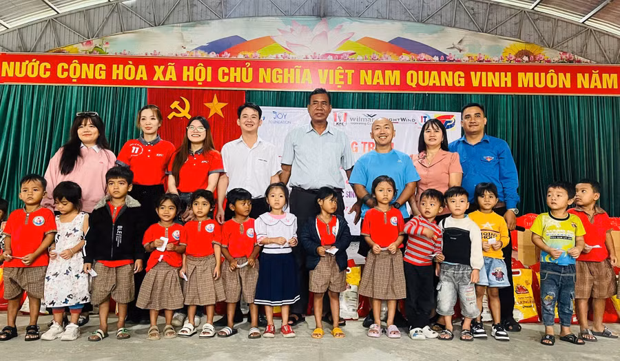 ban-to-chuc-tang-qua-cho-cac-em-hoc-sinh-truong-mau-giao-hoa-hong-anh-vu-chi.jpg