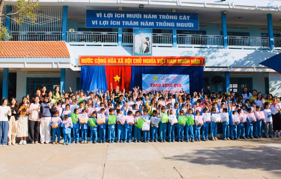 niem-vui-cua-cac-em-hoc-sinh-khi-nhan-qua-tu-chuong-trinh-anh-vu-chi.jpg
