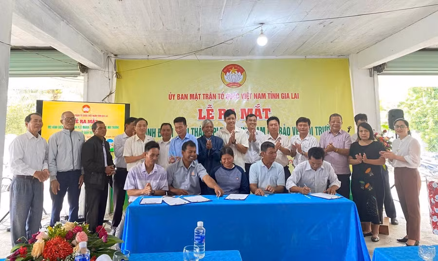dai-dien-ban-chap-su-hoi-thanh-plei-marin-ho-gia-dinh-tin-do-va-ban-cong-tac-mat-tran-thon-cung-ky-cam-ket-thuc-hien-mo-hinh-hoi-thanh-plei-marin-tham-gia-bao-ve-moi-truong-va-ung-pho-voi-bien-doi-khi-hau-anh-mai-linh.jpg