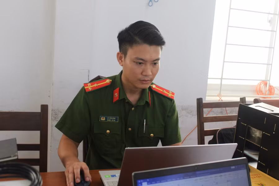 khac-voi-tu-the-cua-mot-nguoi-hung-trong-bao-lua-hinh-anh-doi-thuong-cua-thuong-uy-le-van-binh-can-bo-doi-chua-chay-va-cnch-khu-vuc-ayun-pa-rat-diem-dam-hien-lanh-anh-vu-chi.jpg