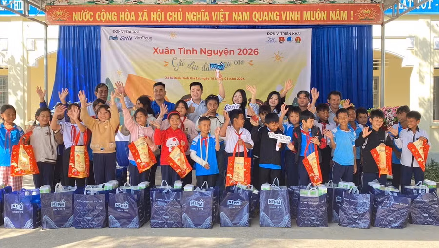 ban-to-chuc-tang-qua-cho-cac-em-hoc-sinh-truong-tieu-hoc-kim-dong-anh-thanh-tam.jpg