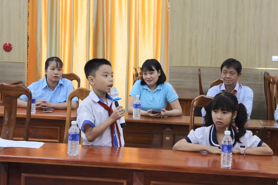 cac-em-hoc-sinh-tu-tin-neu-y-kien-kien-nghi-tai-hoi-nghi-doi-thoai-anh-vu-chi.jpg