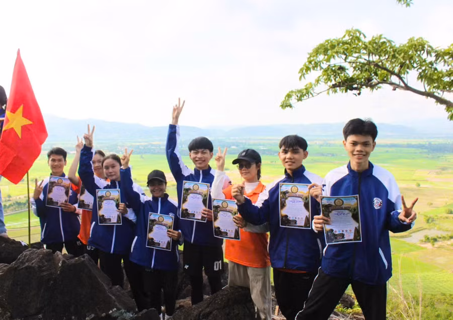 cac-ban-tre-hao-hung-check-in-sau-khi-chinh-phuc-dinh-nui-chu-mo-anh-vu-chi.jpg