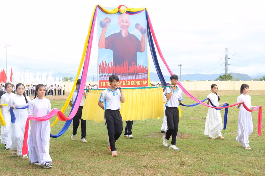man-dong-dien-cua-cac-em-hoc-sinh-truong-tieu-hoc-va-thcs-le-van-tam-tai-dai-hoi-anh-vu-chi-2.jpg