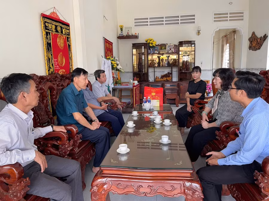 doan-cong-tac-do-truong-ban-dan-van-tinh-uy-pham-thi-to-hai-lam-truong-doan-toi-tham-chuc-tet-gia-dinh-ba-luu-thi-gai-than-nhan-liet-si-to-1-phuong-cheo-reo-thi-xa-ayun-pa-anh-vu-chi.jpg