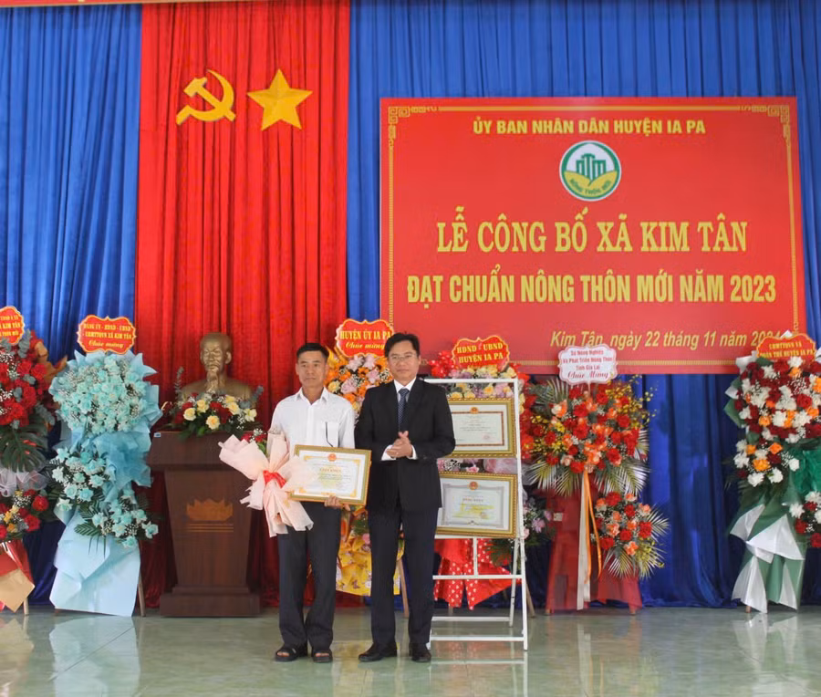chu-tich-ubnd-huyen-huynh-van-truong-tang-giay-khen-cho-tap-the-co-thanh-tich-xuat-sac-trong-phong-trao-xay-dung-nong-thon-moi-tai-xa-kim-tan-anh-vu-chi.jpg