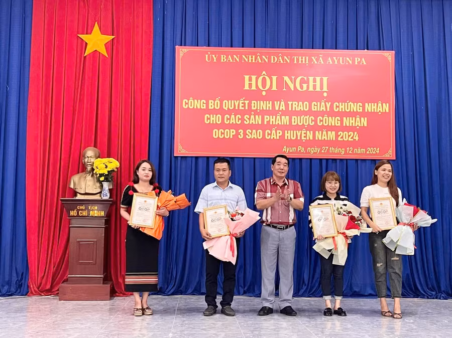 cac-chu-the-duoc-trao-chung-nhan-ocop-3-sao-cap-huyen-anh-vu-chi.jpg