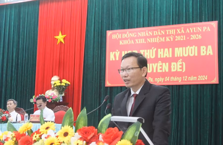 tan-chu-tich-ubnd-thi-xa-ayun-pa-tran-anh-tuan-phat-bieu-nhan-nhiem-vu-anh-vu-chi.jpg