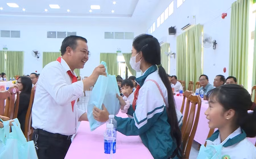 pho-bi-thu-thuong-truc-huyen-uy-chu-tich-hdnd-huyen-vu-hong-duy-tang-qua-cho-cac-em-hoc-sinh-tham-gia-buoi-doi-thoai-giua-dai-bieu-hdnd-huyen-voi-tre-em-nam-2025-anh-vu-chi.jpg
