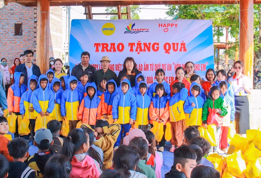 ban-to-chuc-trao-qua-va-ao-am-cho-cac-em-hoc-sinh-anh-dvcc.jpg