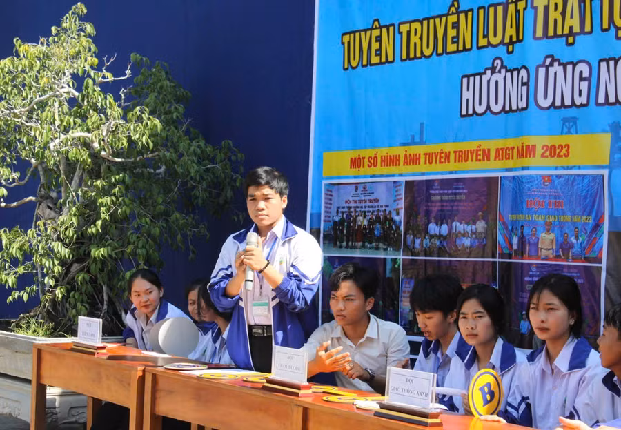 cac-doi-thi-tham-gia-phan-thi-xu-ly-tinh-huong-khi-giao-thong-duong-bo-anh-vu-chi-432.jpg