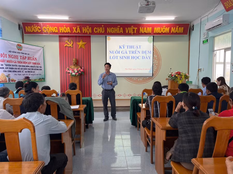 quang-canh-lop-tap-huan-ky-thuat-nuoi-ga-tren-dem-lot-sinh-hoc-anh-vu-chi.jpg