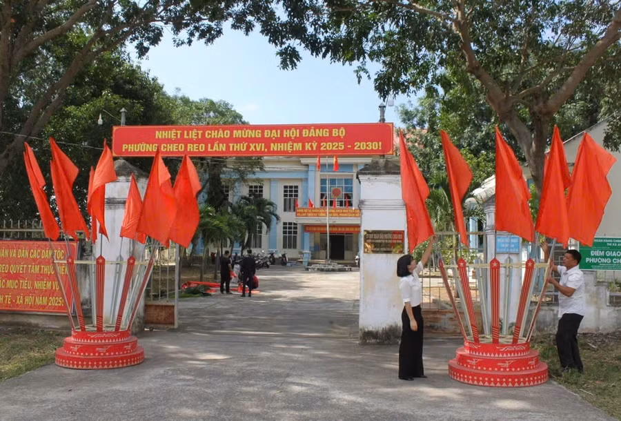 tru-so-ubnd-phuong-cheo-reo-trang-tri-co-hoa-ruc-ro-chao-mung-dai-hoi-dai-bieu-dang-bo-phuong-lan-thu-xvi-nhiem-ky-2025-2030-anh-vu-chi.jpg