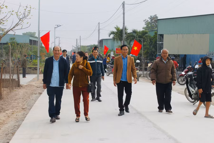tuyen-duong-y-dang-long-dan-tai-thon-yen-phu-1-duoc-khanh-thanh-ban-giao-va-dua-vao-su-dung-mang-lai-niem-vui-su-phan-khoi-cho-tat-ca-ba-con-dan-lang-anh-vu-chi.jpg