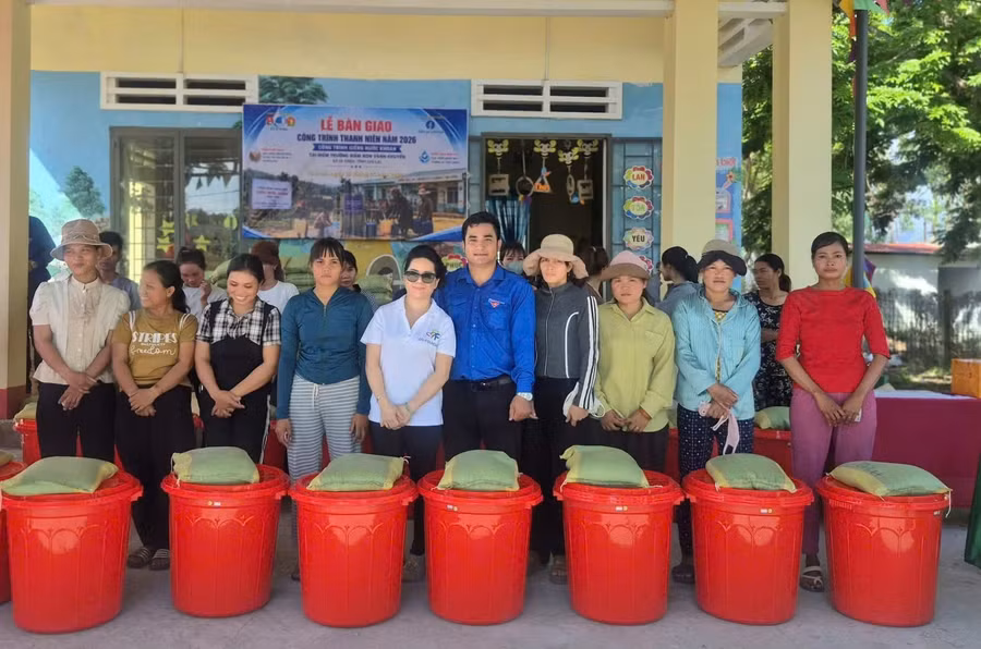 doan-thien-nguyen-tang-qua-cho-cac-ho-dan-kho-khan-cua-buon-cho-tung-anh-dvcc.jpg