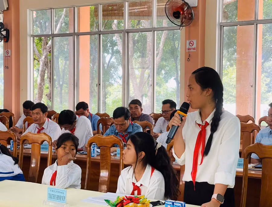 cac-em-hoc-sinh-thang-than-neu-y-kien-kien-nghi-tai-buoi-doi-thoai-anh-vu-chi-833.jpg