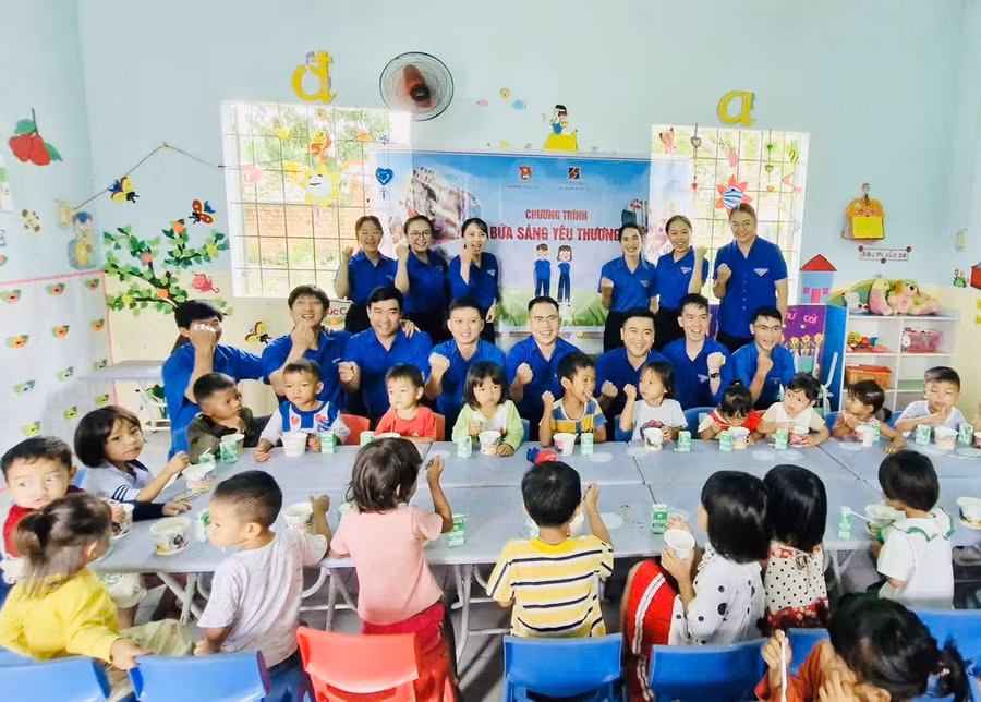 doan-vien-thanh-nien-phuong-cheo-reo-phoi-hop-voi-giao-vien-nha-truong-chuan-bi-bua-an-sang-cho-hoc-sinh-tai-diem-truong-buon-de-anh-v-2.jpg