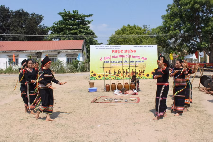 cac-thieu-nu-jrai-trong-trang-phuc-truyen-thong-hoa-minh-vao-dieu-xoang-uyen-chuyen-nhip-nhang-mung-le-cung-cau-mua-anh-vu-chi.jpg