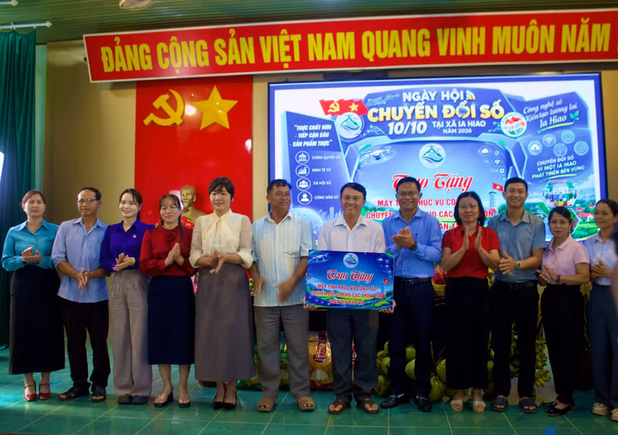 xa-ia-hiao-trao-tang-11-bo-may-tinh-cho-cac-thon-buon-anh-vu-chi.jpg