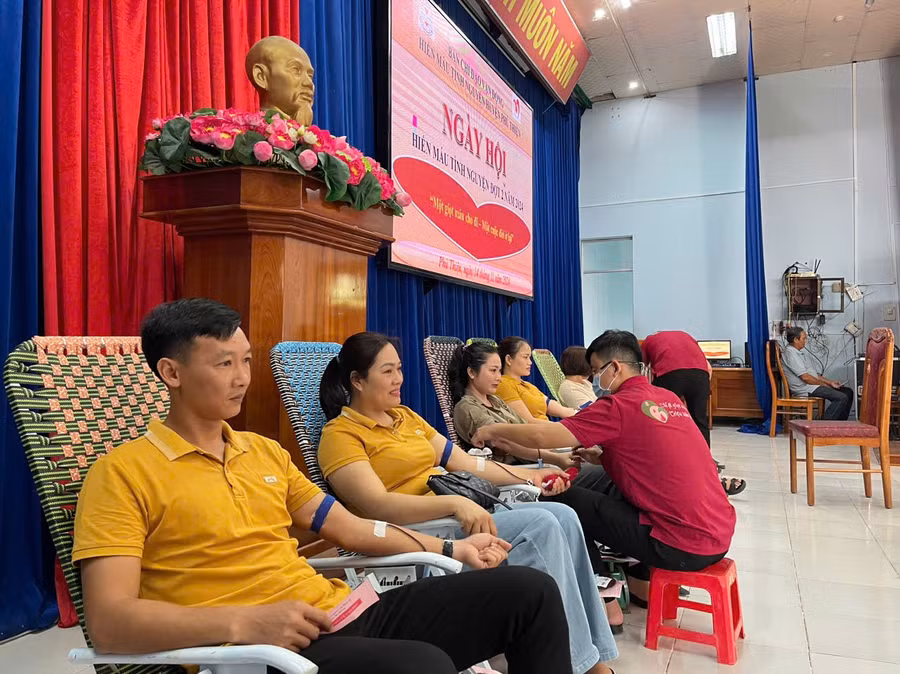ngay-hoi-hien-mau-tinh-nguyen-thu-hut-dong-dao-nguoi-dan-huyen-phu-thien-tham-gia-anh-vu-chi.jpg