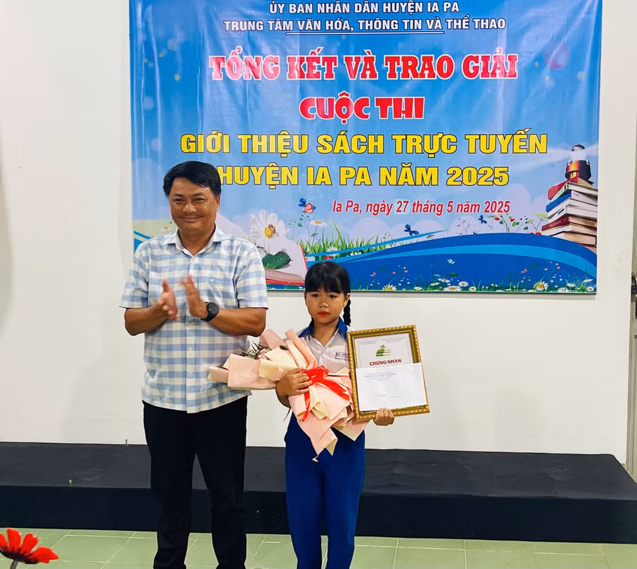 ong-nguyen-thai-son-giam-doc-trung-tam-van-hoa-thong-tin-va-the-thao-huyen-trao-giai-nhat-cho-em-nahria-rose-an-nhien-lop-2b-truong-tieu-hoc-vo-thi-sau-anh-vu-chi.jpg