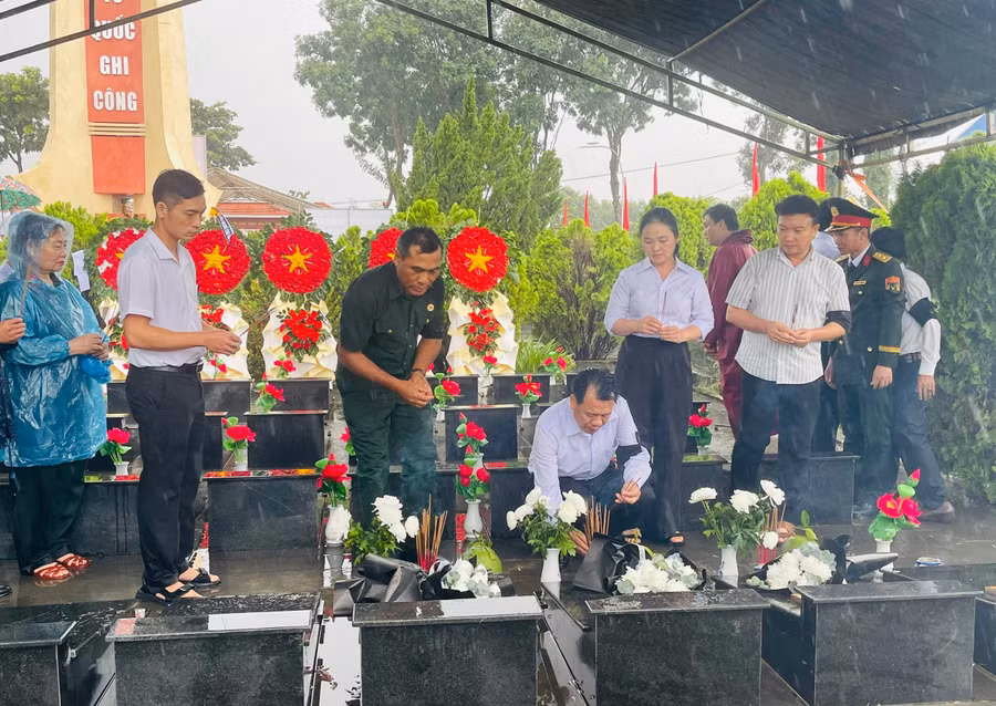 cac-dai-bieu-can-bo-va-nhan-dan-thap-nhang-tri-an-cac-liet-si-anh-vu-chi.jpg