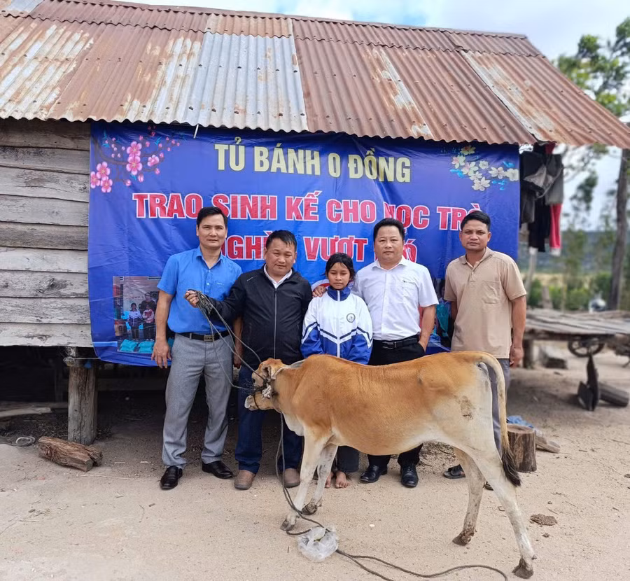 thay-vu-van-tung-thu-2-tu-trai-sang-trao-tang-con-be-sinh-san-cho-em-dinh-hniu-lop-7-truong-thcs-luong-the-vinh-anh-van-tung.jpg