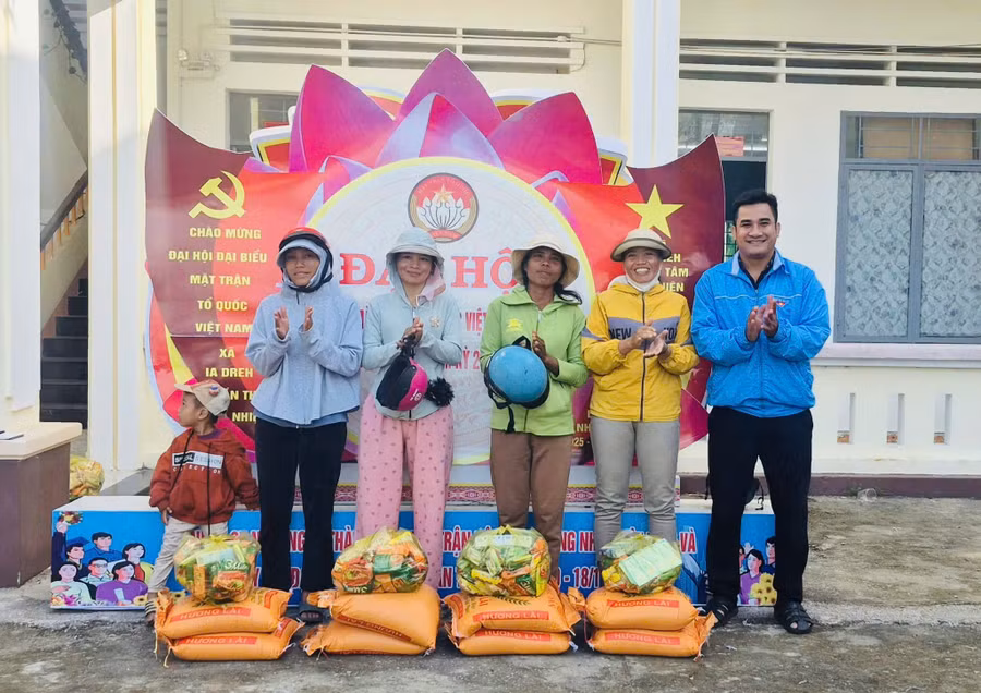 anh-nay-chuong-bia-phai-bi-thu-doan-xa-ia-dreh-trao-qua-cho-ho-ngheo-can-ngheo-buon-cho-tung-anh-doan-xa-ia-dreh.jpg