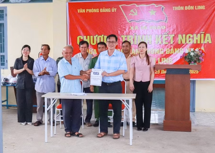 le-ket-nghia-giua-van-phong-dang-uy-xa-voi-bon-ling-anh-dvcc.jpg