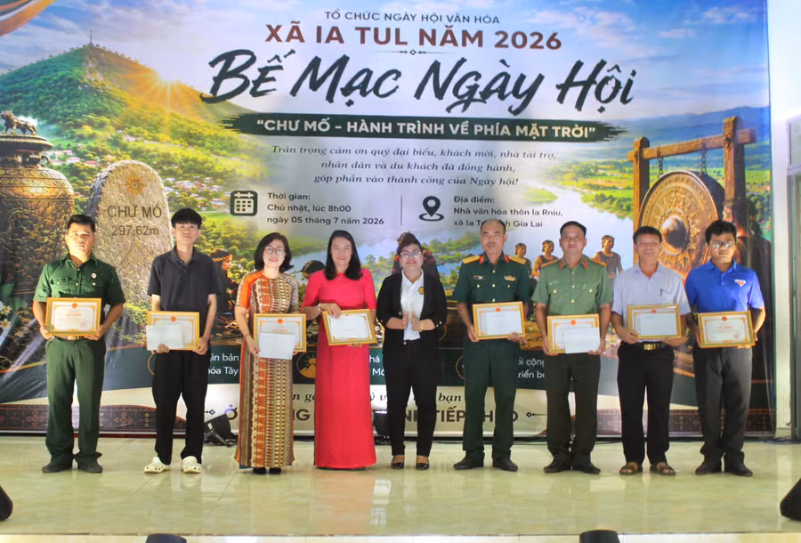 ban-to-chuc-tang-giay-khen-cho-cac-tap-the-co-thanh-tich-xuat-sac-trong-cong-tac-tham-muu-to-chuc-va-tham-gia-ngay-hoi-anh-vu-chi.jpg
