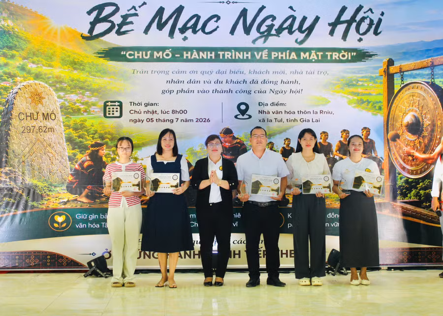 ban-to-chuc-trao-giay-chung-nhan-va-ky-niem-chuong-cho-5-dai-su-chu-mo-trong-toi-anh-vu-chi.jpg