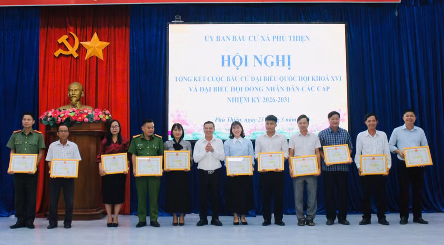 bi-thu-dang-uy-xa-phu-thien-vu-hong-duy-thu-6-tu-trai-sang-tang-giay-khen-cho-cac-tap-the-co-thanh-tich-xuat-sac-trong-cong-tac-bau-cu-anh-vu-chi.jpg