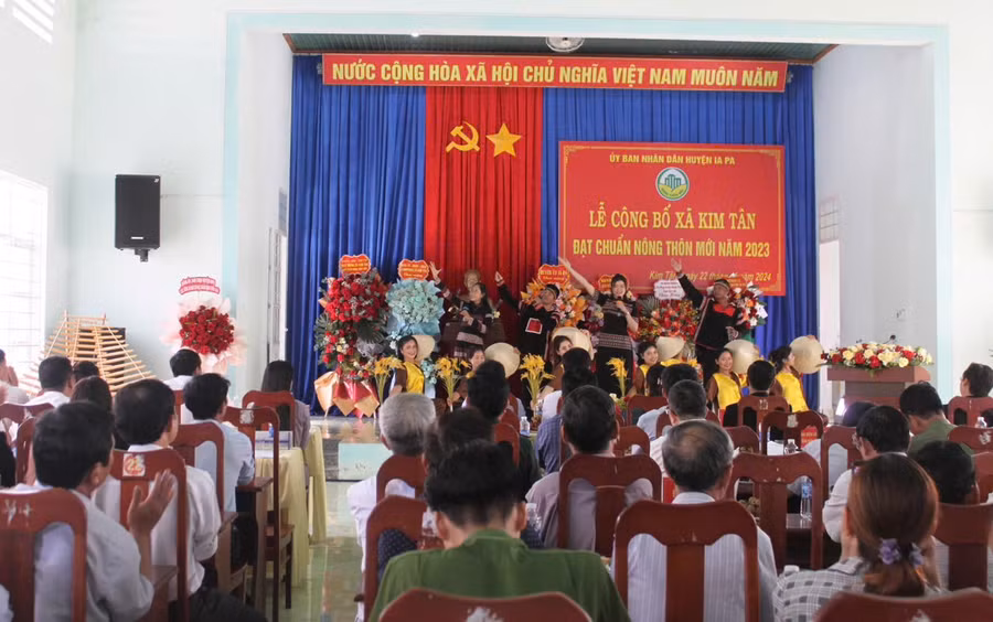 quang-canh-le-cong-bo-va-don-bang-cong-nhan-xa-kim-tan-dat-chuan-nong-thon-moi-nam-2023-anh-vu-chi.jpg
