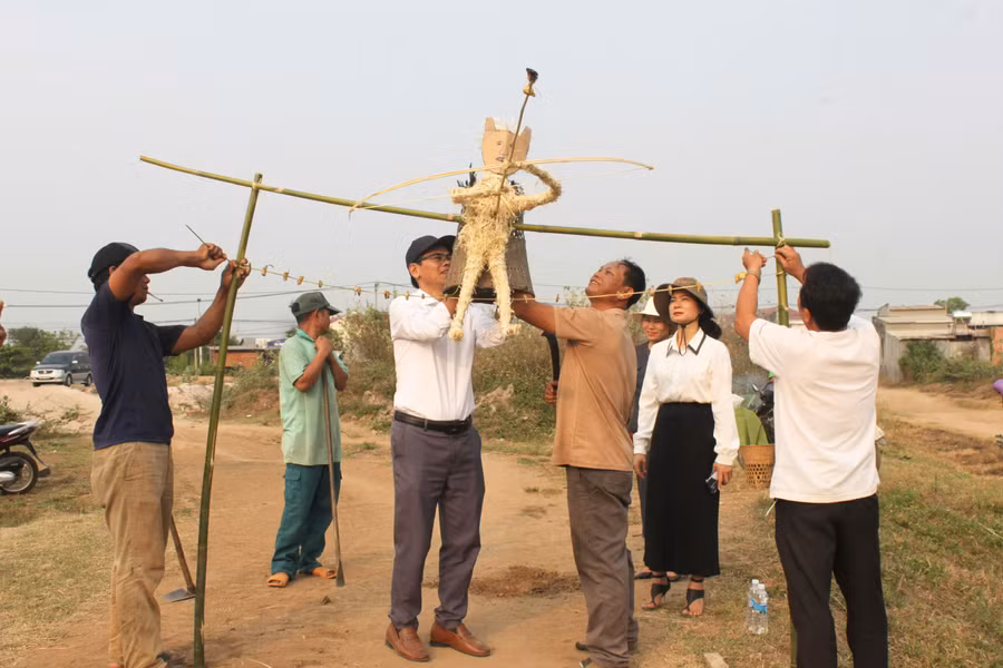 mo-hinh-ya-pum-duoc-treo-tren-3-cay-tre-dung-thanh-khung-tuong-trung-cho-cong-vao-lang-anh-vu-chi.jpg
