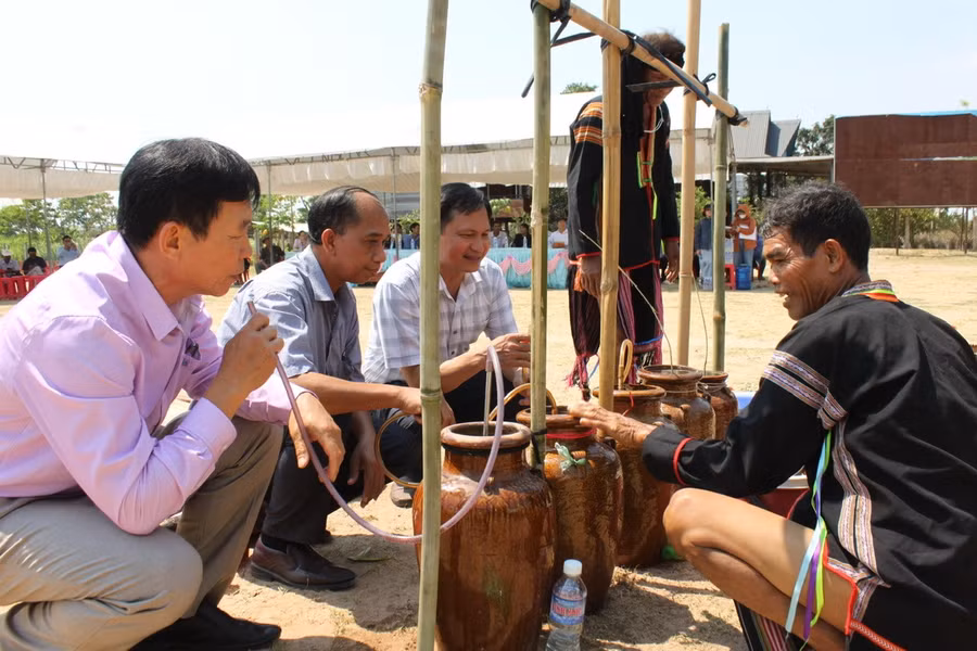 thay-cung-cung-cac-khach-moi-thuong-thuc-ruou-ghe-chung-vui-sau-le-cung-anh-vu-chi.jpg
