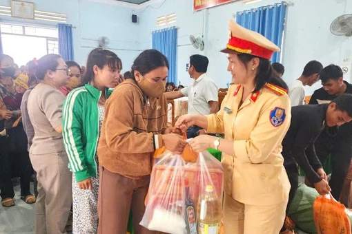 Cảnh sát giao thông Gia Lai lan tỏa “Xuân ấm áp – Tết yêu thương”