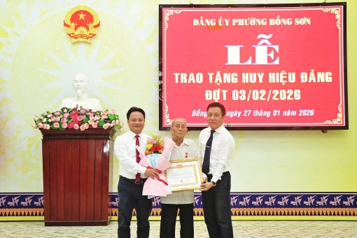 23 đảng viên thuộc Đảng bộ phường Bồng Sơn nhận huy hiệu Đảng