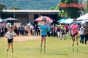 Sôi nổi trò chơi dân gian ở Lễ hội Hoa dã quỳ-Núi lửa Chư Đang Ya