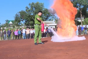 Chư Prông huấn luyện phòng cháy chữa cháy cho lực lượng dân phòng