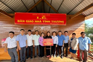 Bàn giao 2 căn nhà tình thương cho hộ nghèo tại thị xã Ayun Pa