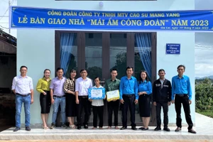  Cao su Mang Yang hỗ trợ 8 nhà “Mái ấm công đoàn” cho công nhân khó khăn